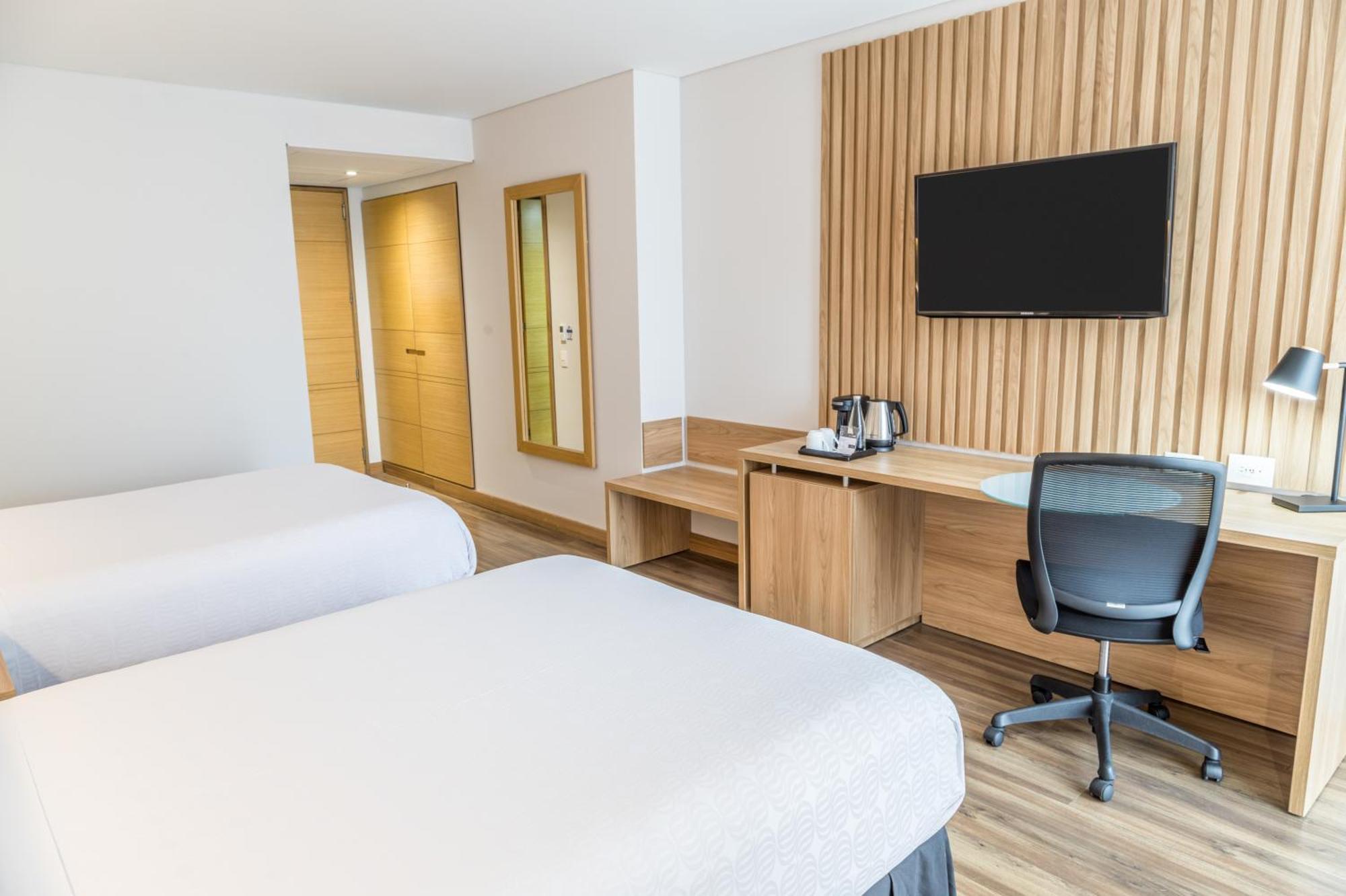 Sonesta Hotel Bogota Exterior photo A typical room at the Holiday Inn Express